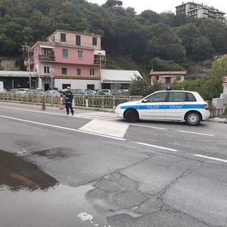Savona: furgone perde il controllo e si adagia sugli spartitraffico del benzinaio di Lungomare Matteotti (FOTO)