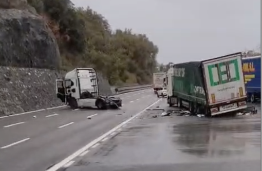 Scontro tra mezzi pesanti sulla A10: un ferito, disagi al traffico Scontro tra mezzi pesanti sulla A10: un ferito, disagi al traffico