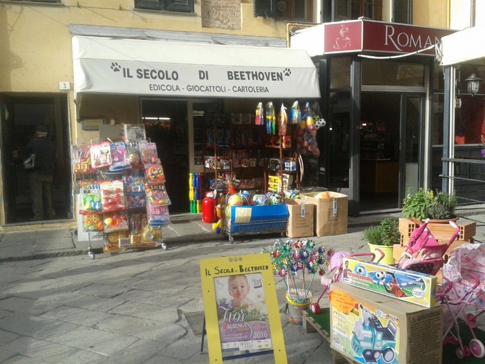 Albenga continua ad essere nel mirino dei ladri, furto nell'edicola "Il secolo di Beethoven" Albenga continua ad essere nel mirino dei ladri, furto nell'edicola "Il secolo di Beethoven"
