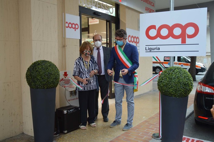 Albissola Marina, giù i veli sulla nuova Coop di piazza Lombardia (FOTO)