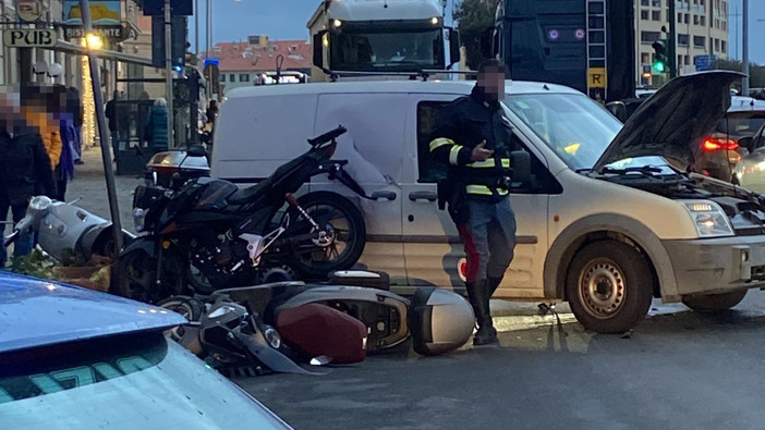 Savona, scontro fra furgone e scooter: una persona ricoverata in codice giallo (FOTO) Savona, scontro fra furgone e scooter: una persona ricoverata in codice giallo (FOTO)