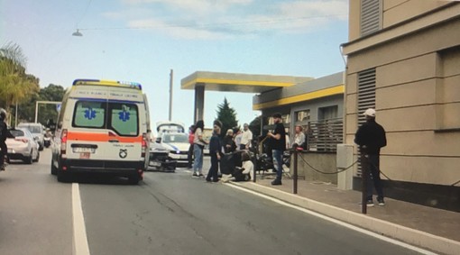 Finale Ligure, incidente tra auto e moto in corso Europa: un ferito e traffico in tilt Finale Ligure, incidente tra auto e moto in corso Europa: un ferito e traffico in tilt