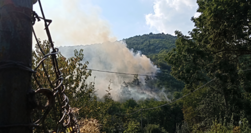 Mallare, incendio in località Montefreddo: scatta l'intervento dei vigili del fuoco e della protezione civile Mallare, incendio in località Montefreddo: scatta l'intervento dei vigili del fuoco e della protezione civile
