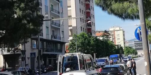 Savona, scooter a terra in corso Tardy &amp; Benech: soccorsi mobilitati, codice giallo al San Paolo