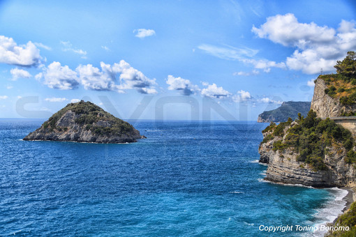 Perde la fede nuziale in spiaggia a Bergeggi: la ritrova grazie ad un metal detector