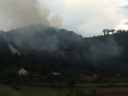 Grosso incendio a Cairo Montenotte località Bragno, elicottero e canadair in azione (VIDEO) Grosso incendio a Cairo Montenotte località Bragno, elicottero e canadair in azione (VIDEO)