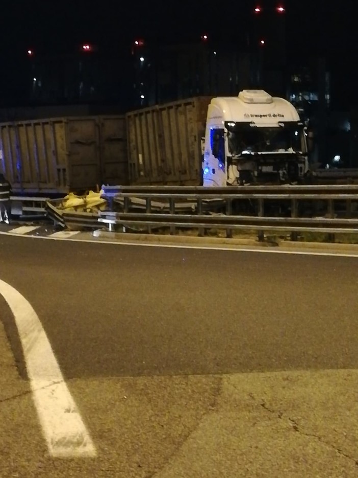 Incidente in Autostrada: camion perde il controllo e finisce sul guardrail tra Savona e Spotorno
