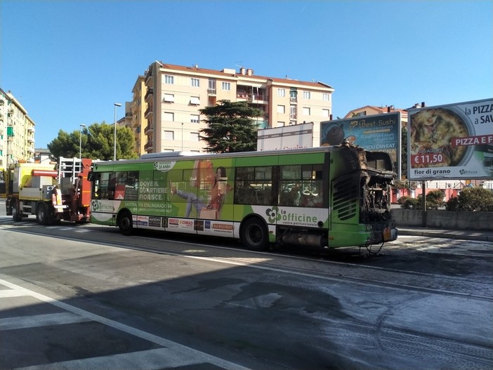 Bus in fiamme a Savona, i sindacati: "Confermata la grave carenza manutentiva: siamo preoccupati" Bus in fiamme a Savona, i sindacati: "Confermata la grave carenza manutentiva: siamo preoccupati"
