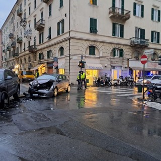 Savona, un nuovo incidente in via Luigi Corsi angolo via Montenotte; semafori ancora non funzionanti Savona, un nuovo incidente in via Luigi Corsi angolo via Montenotte; semafori ancora non funzionanti