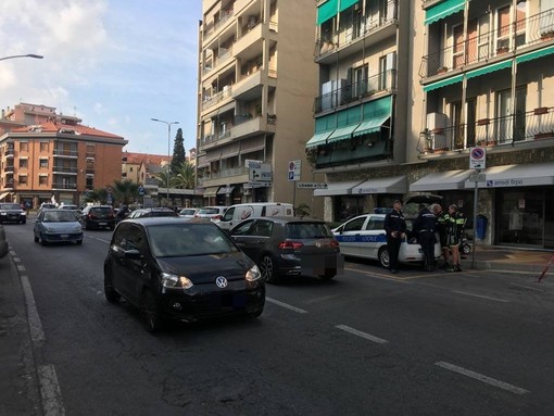 Loano: auto contro ciclista sulla via Aurelia, uomo in codice giallo al Santa Corona
