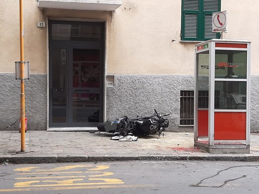 Savona, violento impatto tra una moto e un'auto: motociclista in codice rosso al Santa Corona (FOTO)