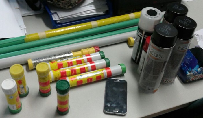 Supporter dell’Albenga fermati in autostrada con bastoni e petardi