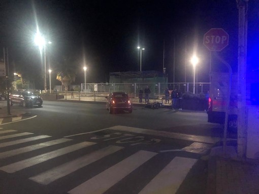 Albissola, scontro auto-moto in corso Bigliati: due giovani in codice rosso al Santa Corona