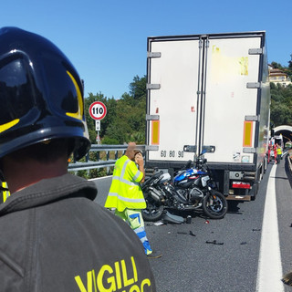 Schianto sulla A10 tra Borghetto e Pietra: sbalzati dalla moto dopo l'impatto con un camion, in due in codice rosso