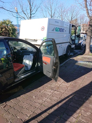 Albenga, scontro tra auto e spazzatrice Sat in viale 8 Marzo
