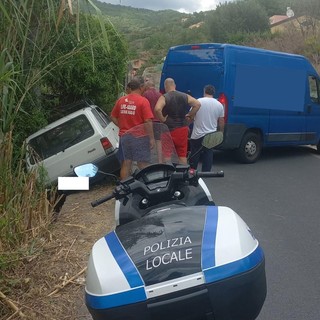 Loano, esce di strada per schivare moto in corsa: attimi di paura per un anziano in Panda