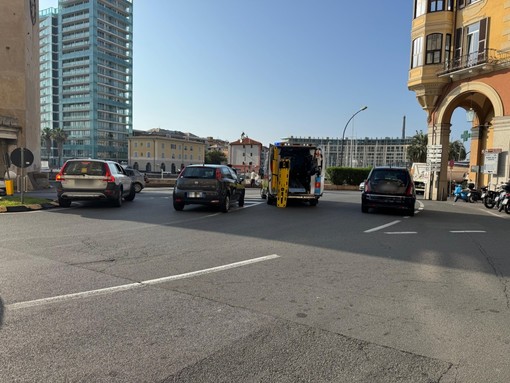 Savona, scooter a terra in piazza Leon Pancaldo: un ferito lieve Savona, scooter a terra in piazza Leon Pancaldo: un ferito lieve