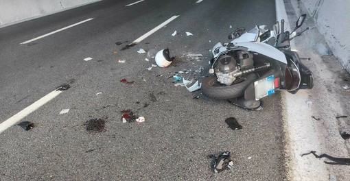 Incidente tra tre mezzi in A10, il motociclista ferito è ricoverato in terapia intensiva Incidente tra tre mezzi in A10, il motociclista ferito è ricoverato in terapia intensiva