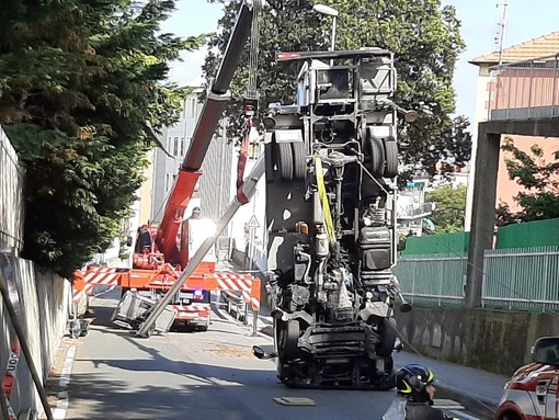 Incidente sul lavoro a Rocca di Legino: ribaltato un camioncino, operaio in codice giallo al Santa Corona (FOTO e VIDEO)