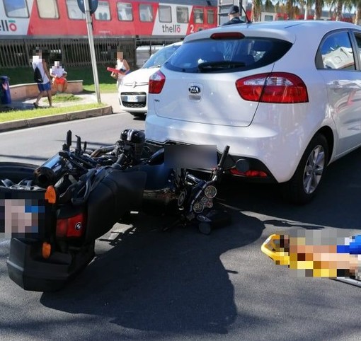 Pietra Ligure, scontro tra moto e auto: una donna in codice giallo al Santa Corona