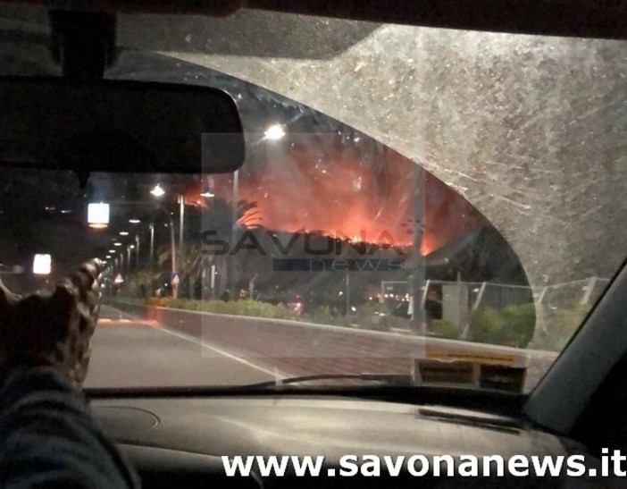 Un grosso incendio colpisce Cogoleto: autostrada chiusa tra Savona e Arenzano in entrambe le direzioni (FOTO e VIDEO) Un grosso incendio colpisce Cogoleto: autostrada chiusa tra Savona e Arenzano in entrambe le direzioni (FOTO e VIDEO)