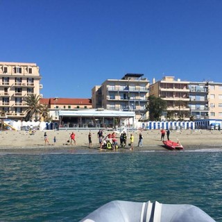 Albissola Marina: capriolo in difficoltà sugli scogli, intervengono i vigili del fuoco (FOTO)