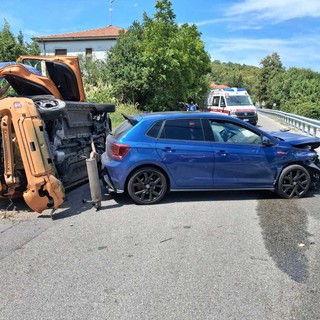 Scontro tra due auto sulla Sp42, una si ribalta su un fianco: donna viene estratta dall'abitacolo