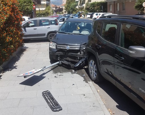 Albenga, incidente all'incrocio tra via Amalfi e via Vespucci: fortunatamente nessun ferito (FOTO)