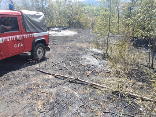 Cairo, spento l'incendio di località Sant'Anna, si procede con le operazioni di bonifica