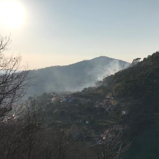 Savona, spento l'incendio boschivo divampato in zona Marmorassi (FOTO e VIDEO)