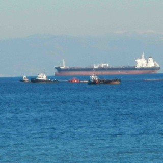 Emergenza inquinamento nella rada di Vado (le foto)