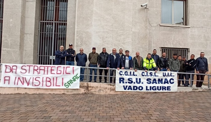 Sanac di Vado, vertice in Prefettura, i sindacati: "Pronti ad occupare la fabbrica" (FOTO e VIDEO)