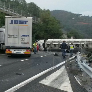 Autocisterna si ribalta sulla A10: autostrada riaperta, ma traffico a Varazze in tilt
