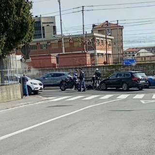 Savona, scontro tra un'auto e uno scooter tra via Vittime di Brescia e via Tissoni: traffico rallentato e feriti lievi