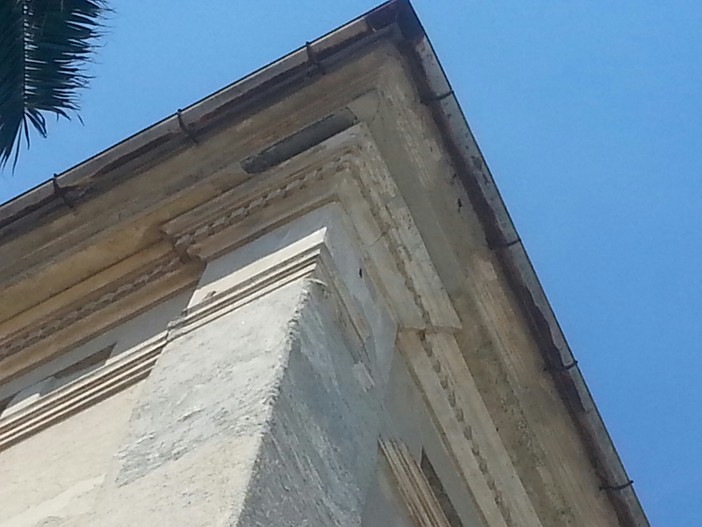 Finale Ligure, pezzo di intonaco si stacca da un palazzo di piazzale Buraggi