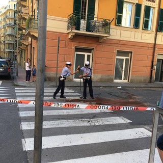 Auto si ribalta in via Fiume a Savona, un ferito