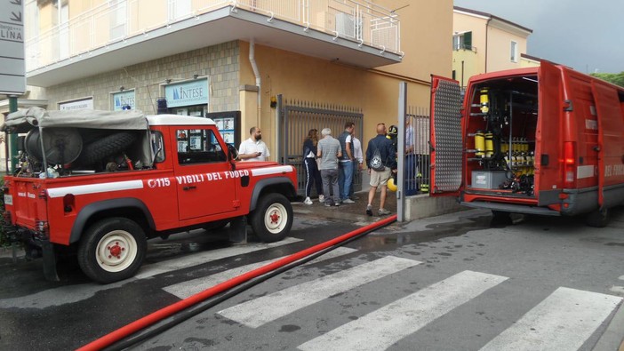 Loano: fumo da un garage, intervento dei vigili del fuoco Loano: fumo da un garage, intervento dei vigili del fuoco