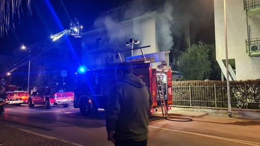 Albissola, incendio appartamento in via delle Industrie: dodici persone in ospedale, una ventina gli sfollati (FOTO e VIDEO)
