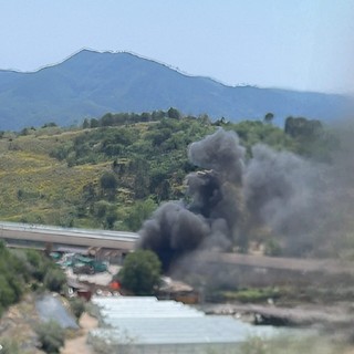Cisano, fiamme in discarica: in azione Vigili del fuoco, rogo circoscritto