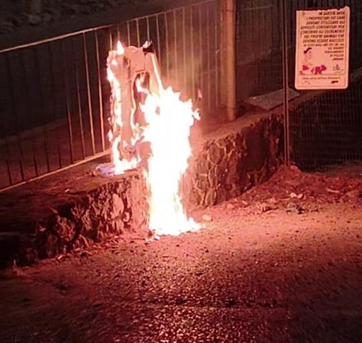 Cassonetti e cestini a fuoco tra il centro e via Mignone: indagini in corso