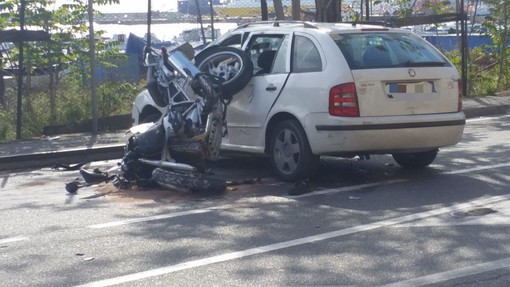 Auto contro moto a Vado Ligure, motociclista perde la vita (FOTO e VIDEO)