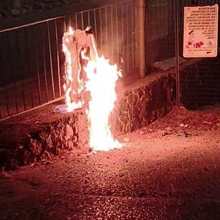 Cassonetti e cestini a fuoco tra il centro e via Mignone: indagini in corso