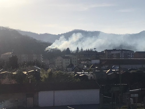 Incendio boschivo a Cairo Montenotte: vigili del fuoco in azione (FOTO) Incendio boschivo a Cairo Montenotte: vigili del fuoco in azione (FOTO)