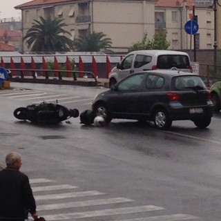 Albenga, scontro tra un auto e una moto sul Ponte Rosso