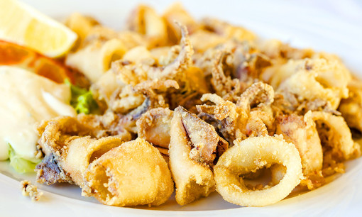 Loano, sul lungomare la “Sagra del pesce fritto” della Croce Rossa