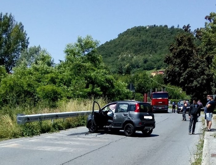 Si infila con l'auto dentro un cantiere lungo la Sp 28 bis a Cosseria: due feriti al San Paolo