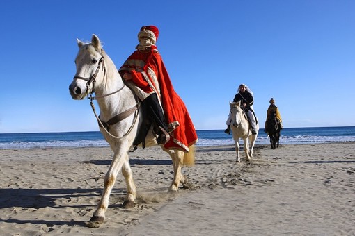 Laigueglia fa il pieno di turisti durante le festività natalizie: domani l'ultimo appuntamento con l'Epifania e il tradizionale corteo dei Re Magi