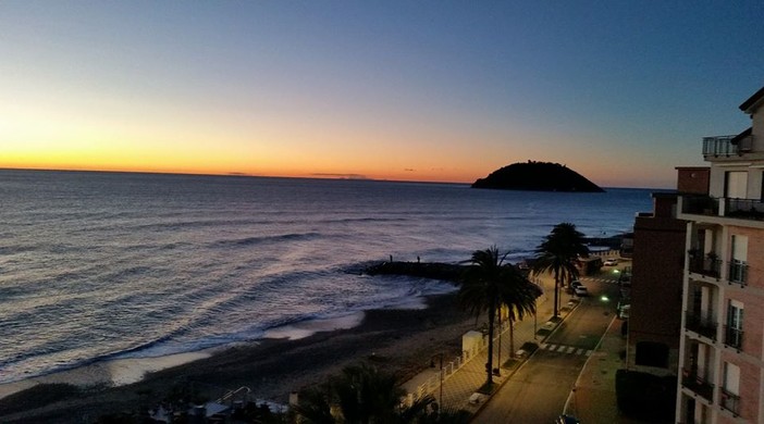 Giornate fredde e terse, ecco la Corsica che "affianca" l'isola Gallinara