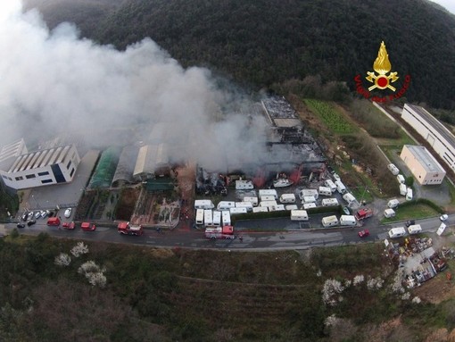 Incendio rimessaggio camper: l'acqua di Ortovero e Villanova resta non potabile