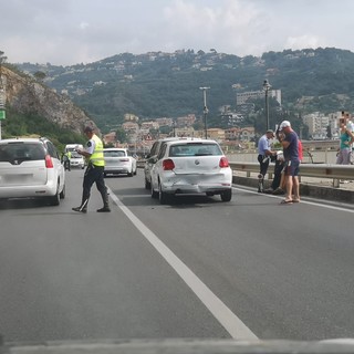 Tamponamento a catena a Finale sull'Aurelia: traffico in tilt